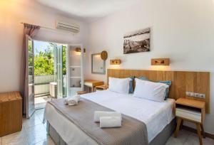 Llit o llits en una habitació de Nefeli Hotel