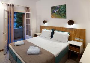 Llit o llits en una habitació de Nefeli Hotel