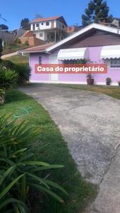 a building with a sign that says casa do propaganda at Lar doce lar da Neuza in Campos do Jordão