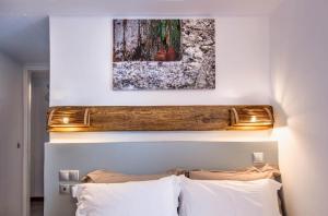 Llit o llits en una habitació de Nefeli Hotel