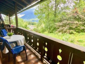 einen Balkon mit einem Tisch und Stühlen sowie Aussicht in der Unterkunft FeWo Rehblick in Schönau am Königssee