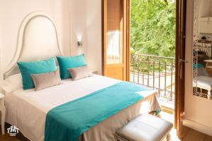 A bed or beds in a room at AiA LOFT BIBRAMBLA