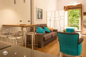 A seating area at AiA LOFT BIBRAMBLA