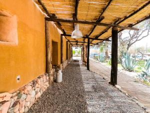 um edifício vazio com um tecto de madeira e uma parede em La Comarca del Jarillal em Las Flores