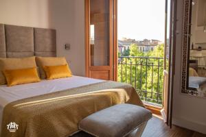 A bed or beds in a room at AiA LOFT BIBRAMBLA
