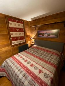 Giường trong phòng chung tại Baita delle marmotte CIR n 0012