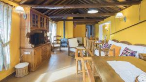 a living room with a couch and a table and chairs at Casa Albanta in Sonseca