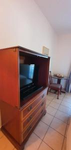A television and/or entertainment centre at Hotel Kastro