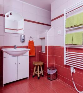 czerwono-biała łazienka z umywalką i stołkiem w obiekcie APARTMÁN CABERNET w mieście Velké Pavlovice +36 zdjęć