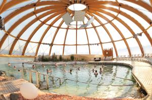 een groep mensen in een zwembad in een koepel bij Reichels Parkhotel in Bad Windsheim