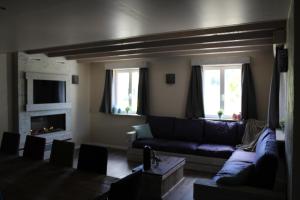 una sala de estar con un sofá y una mesa en La Belle Vache, en Aumontzey