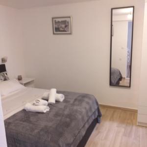 Postel nebo postele na pokoji v ubytování Apartments & room Ivica Split