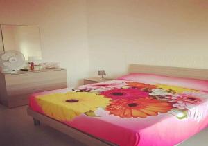una camera da letto con un letto fiorito di Vista Volo a Pontecagnano