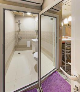 a bathroom with a shower and a toilet at Chamurkov Guest House in Veliko Tŭrnovo