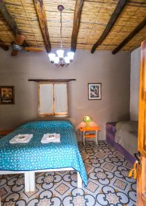 une chambre avec un lit et une table dans l'établissement La Comarca del Jarillal, à Las Flores 46 autres photos