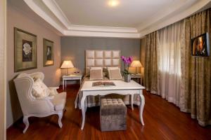 uma sala de estar com uma mesa e duas cadeiras em Hotel Piccolo Borgo em Roma