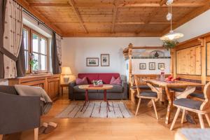 un soggiorno con divano e tavolo di Brandhof a Ramsau am Dachstein