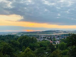Blick auf eine Stadt mit Bäumen und Sonnenuntergang in der Unterkunft the Lodge in Bad Sobernheim