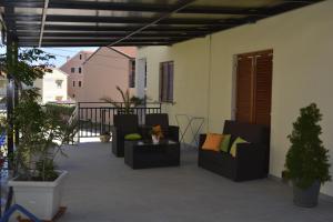 un patio con sofás y plantas en un balcón en Villa Confort Exclusive, en Rovinj