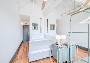 Een bed of bedden in een kamer bij Oporto Street Fonte Taurina - Riverfront Suites - Adults Only