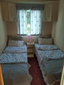 Ένα ή περισσότερα κρεβάτια σε δωμάτιο στο Domek letniskowy