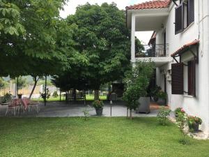 A garden outside Sarakinas Farm House