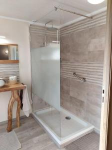 La Bastide-lʼÉvêque的住宿－La Ferme Les Mamours，浴室里设有玻璃门淋浴
