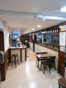 Hostal Adeliaにあるレストランまたは飲食店