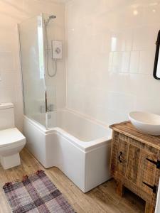 Bathroom sa Gorlan Cottage Tal y Bont Conwy