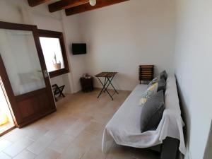 ein Wohnzimmer mit Sofa und Tür in der Unterkunft CASA CON BUENAS VISTAS in Altea