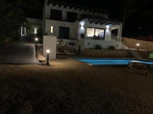una casa con piscina por la noche en Villa Altea Lomalisa, en Altea