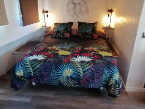 Tempat tidur dalam kamar di Séjour atypique et insolite sur notre péniche La Coradine avec grand spa