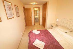 Postel nebo postele na pokoji v ubytování Salinas. Apartment for 4. Terrace/Parking/Pools/Gym/4mins beach + 22 fotografií