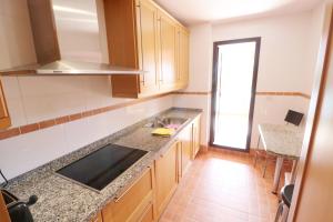 Kuchyň nebo kuchyňský kout v ubytování Salinas. Apartment for 4. Terrace/Parking/Pools/Gym/4mins beach