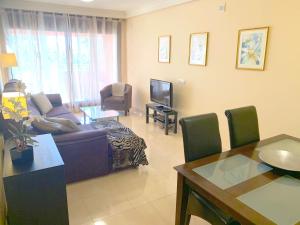 Posezení v ubytování Salinas. Apartment for 4. Terrace/Parking/Pools/Gym/4mins beach