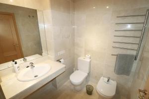 Koupelna v ubytování Salinas. Apartment for 4. Terrace/Parking/Pools/Gym/4mins beach