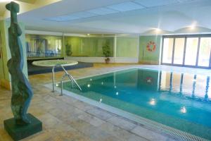 Bazén v ubytování Salinas. Apartment for 4. Terrace/Parking/Pools/Gym/4mins beach nebo v jeho okolí