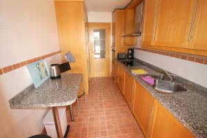 Kuchyň nebo kuchyňský kout v ubytování Salinas. Apartment for 4. Terrace/Parking/Pools/Gym/4mins beach