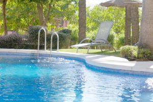 Bazén v ubytování Salinas. Apartment for 4. Terrace/Parking/Pools/Gym/4mins beach nebo v jeho okolí