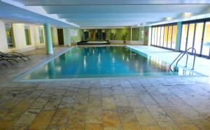 Bazén v ubytování Salinas. Apartment for 4. Terrace/Parking/Pools/Gym/4mins beach nebo v jeho okolí