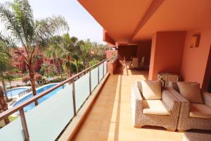 Bazén v ubytování Salinas. Apartment for 4. Terrace/Parking/Pools/Gym/4mins beach nebo v jeho okolí