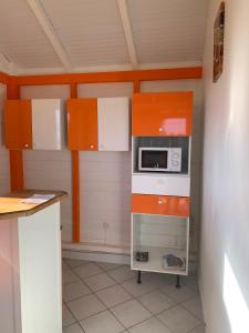 Η κουζίνα ή μικρή κουζίνα στο Bungalow les Cerisiers
