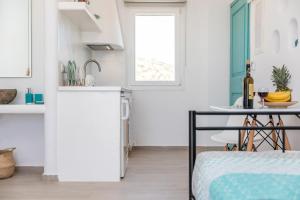 Dapur atau dapur kecil di Beachfront Private Suites at Kalais - Stunning Sea & Sunset Views, Bus Stop Outside, Easy Naxos Town Access, Free Beach Chairs +54 gambar