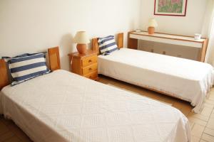 1 dormitorio con 2 camas y vestidor en Apart. Barracuda, en Vilamoura