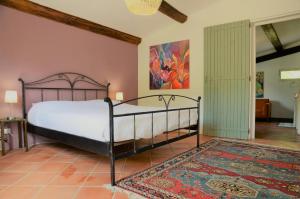1 dormitorio con cama y alfombra en Domaine Hemmitage, en Salernes