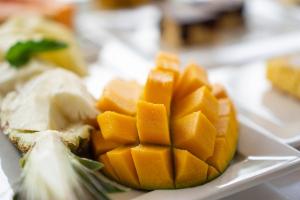 um prato de alimentos com frutas e legumes em Pousada Calypso em Trancoso