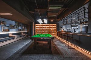 a billiard room with a pool table and a bar at Xi'an Desti Youth Park Hostel Bell & Drum Tower in Xi'an