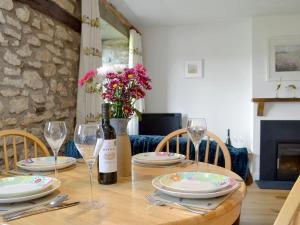 - une table avec des assiettes, des verres et une bouteille de vin dans l'établissement Riccal Dale Cottage, à Helmsley 34 autres photos