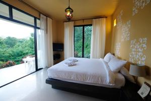 孫蓬的住宿－海森度假酒店，一间卧室设有一张床和一个大窗户