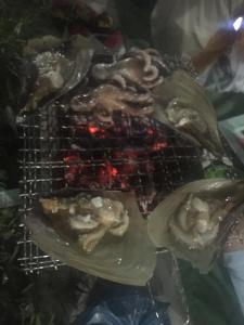 een bord eten met champignons op een grill bij Nhà nghĩ Gia An in Lai Sơn